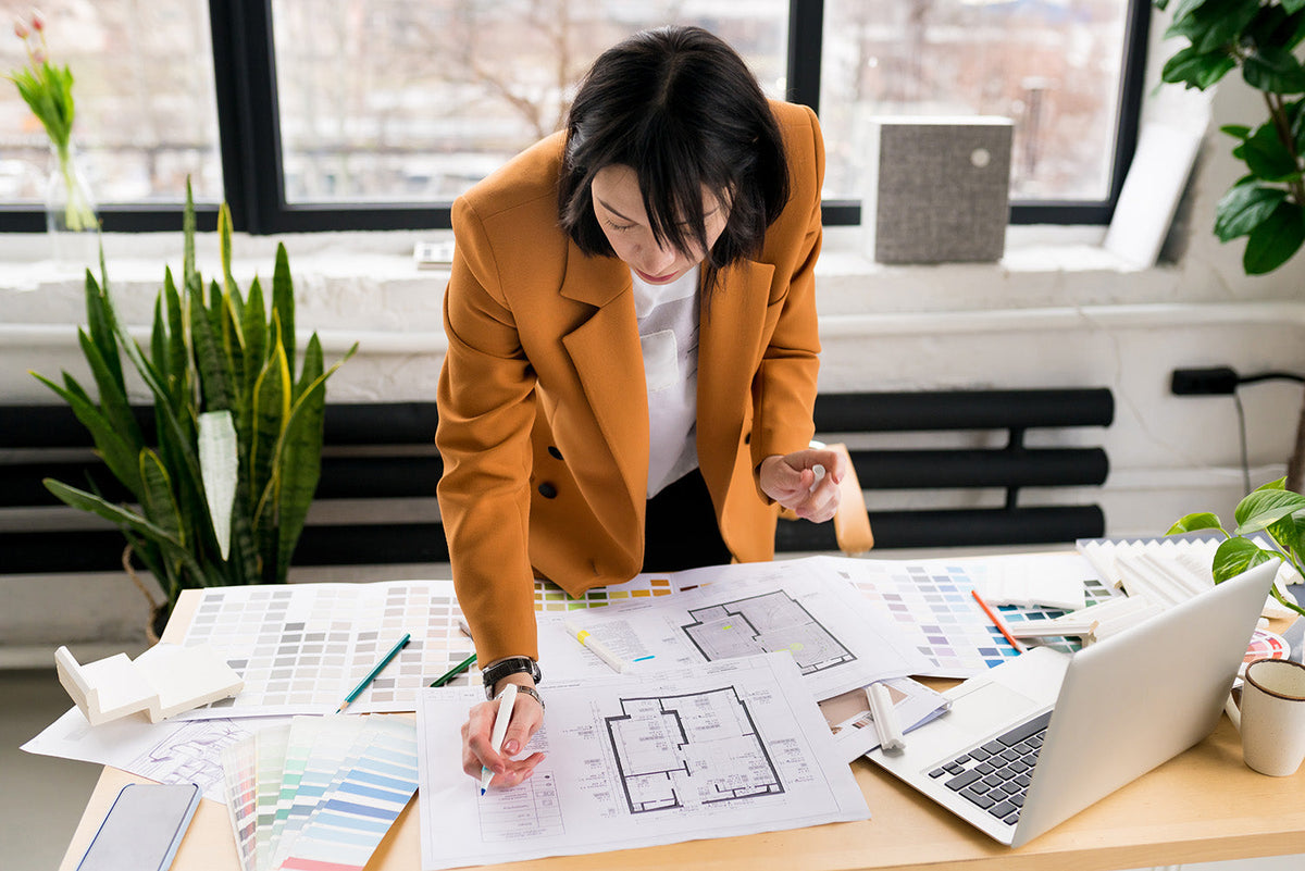 Professionnelle qui examine un plan de maison
